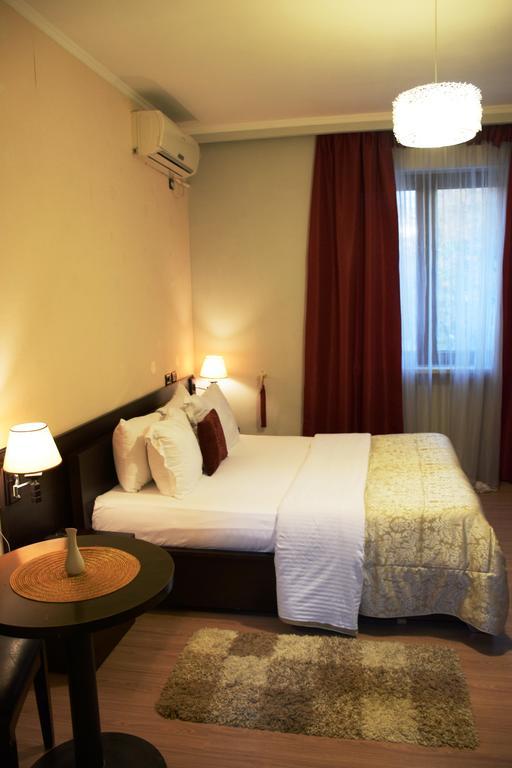 Hotel Eagle ติรานา ภายนอก รูปภาพ