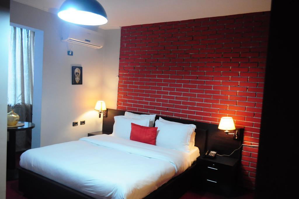 Hotel Eagle ติรานา ภายนอก รูปภาพ